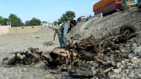 Un membre des forces de sécurité afghanes inspecte le site d'un attentat suicide visant des troupes étrangères, le 1er mai 2017 à Bati Kot, dans la province de Nangarhar