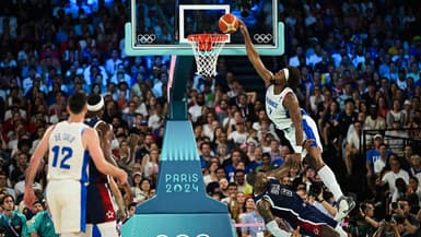 Guerschon Yabusele écrase un énorme dunk sur la tête de LeBron James lors du match France-USA en finale des JO de Paris (le 10/08/2024)