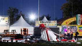 Deux personnes ont trouvé la mort jeudi au cours d'un orage qui a provoqué l'effondrement d'installations lors d'un festival de rock dans le nord de la Belgique. /Photo prise le 18 août 2011/REUTERS/Sebastien Pirlet