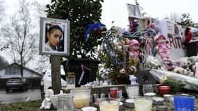 Jouets, photos, bougies et messages déposés en hommage à Pont-de-Beauvoisin