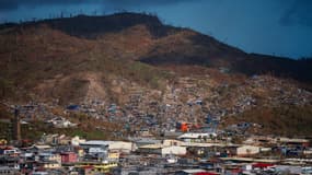 Cette photographie montre les dégâts dans la ville de Mamoudzou, sur le territoire français de Mayotte dans l'océan Indien, le 18 décembre 2024, après le passage du cyclone Chido sur l'archipel. 
