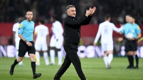 Christophe Galtier applaudit les supporters niçois lors de Nice-PSG, le 8 avril 2023.