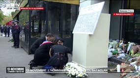 Commémorations du 13-Novembre: Emmanuel Macron et Anne Hidalgo déposent une gerbe de fleurs à l'entrée du Bataclan