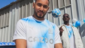 Dimitri Payet avec le maillot "Célébration" de l'OM