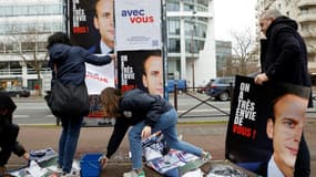 Des militants LREM collent des affiches à Issy-les-Moulineaux pour suggérer la candidature d'Emmanuel Macron, le 18 février 2022