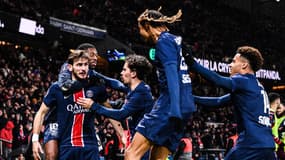 Khvicha Kvaratskhelia et les joueurs du PSG célèbrent un but contre Monaco en Ligue 1, le 7 février 2025