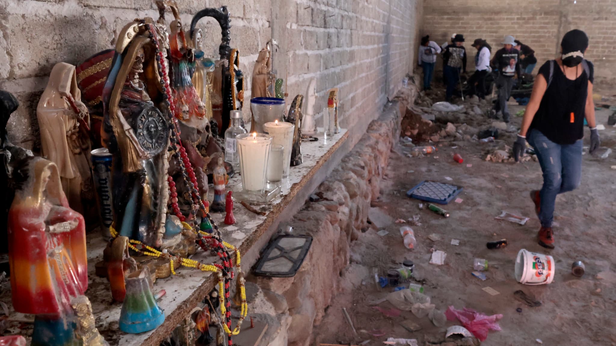Des images de la Santa Muerte sont visibles au ranch Izaguirre, dans la communauté de La Estanzuela, où le collectif « Guerreros Buscadores » a localisé trois fours crématoires humains alors qu'il était à la recherche de ses proches à Teuchitlan, dans l'État de Jalisco, au Mexique, le 5 mars 2025.