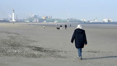Des habitants sur la plage de Dunkerque dans le Nord de la France, le 27 février 2021