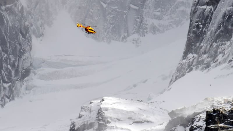 Un hélicoptère des secours des Alpes à la recherche d'alpinistes coincés par une tempête - Photo d'illustration