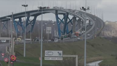 De nombreux agriculteurs se sont mobilisés le samedi 10 janvier 2026 sur le Pont de Normandie (Seine-Maritime) pour exprimer leur colère après l'accord du Mercosur. 
