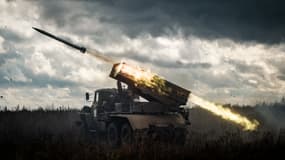 Un tir de missile ukrainien en direction de positions russes à Kharkiv, le 4 octobre 2022