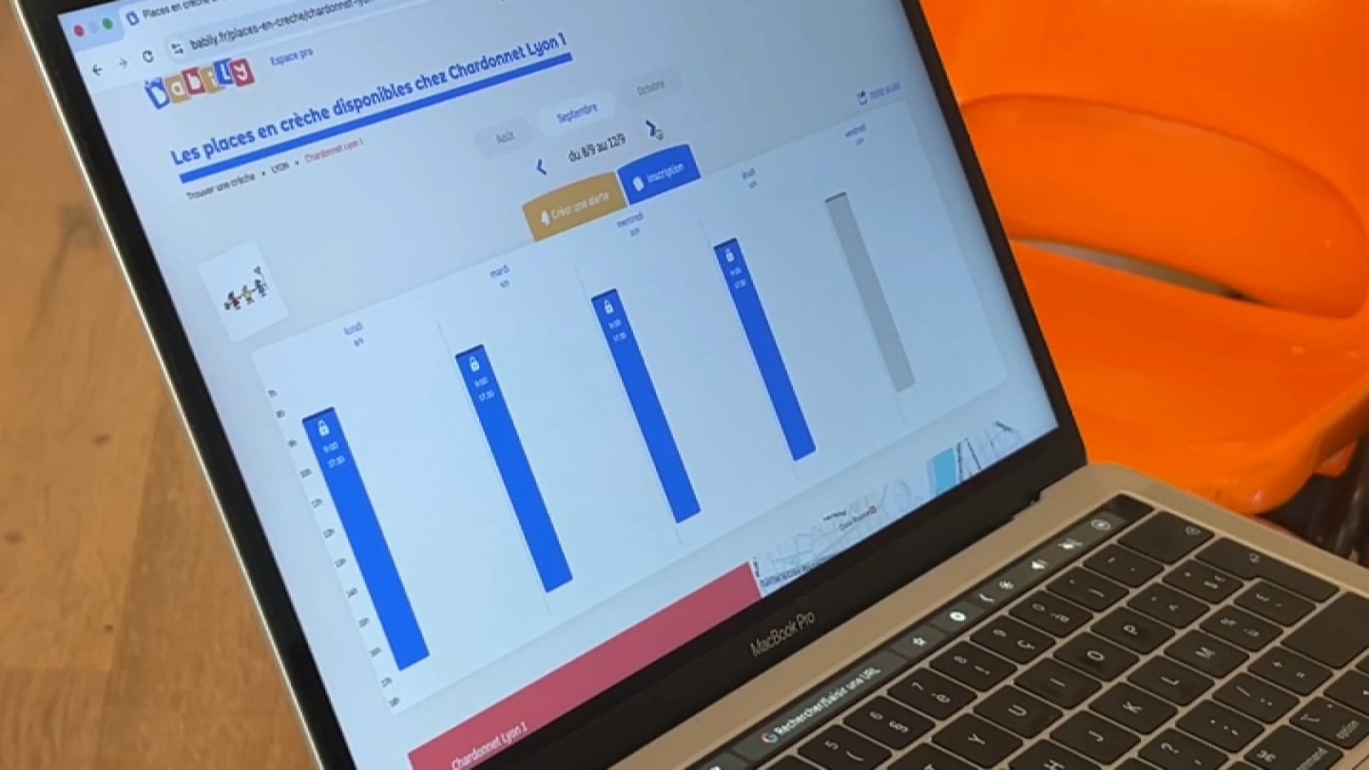 Le site lyonnais Babyli propose de mettre en relation les parents et les crèches pour remplir le "gruyère qui se crée au gré des absences". Le site lyonnais Babyli propose de mettre en relation les parents et les crèches pour remplir le "gruyère qui se crée au gré des absences".