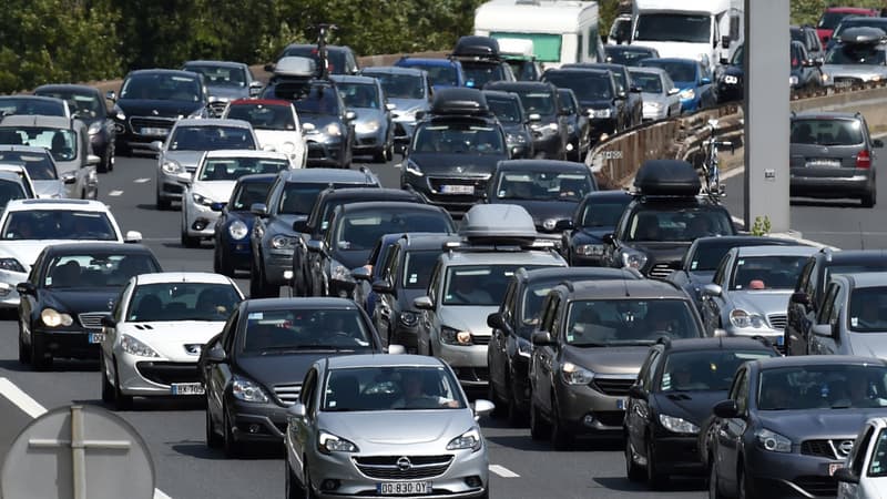 Près de 350 km de bouchons se sont déjà formés, ce vendredi, pour ce qui constitue le premier grand week-end de chassés croisés sur les routes des vacances.