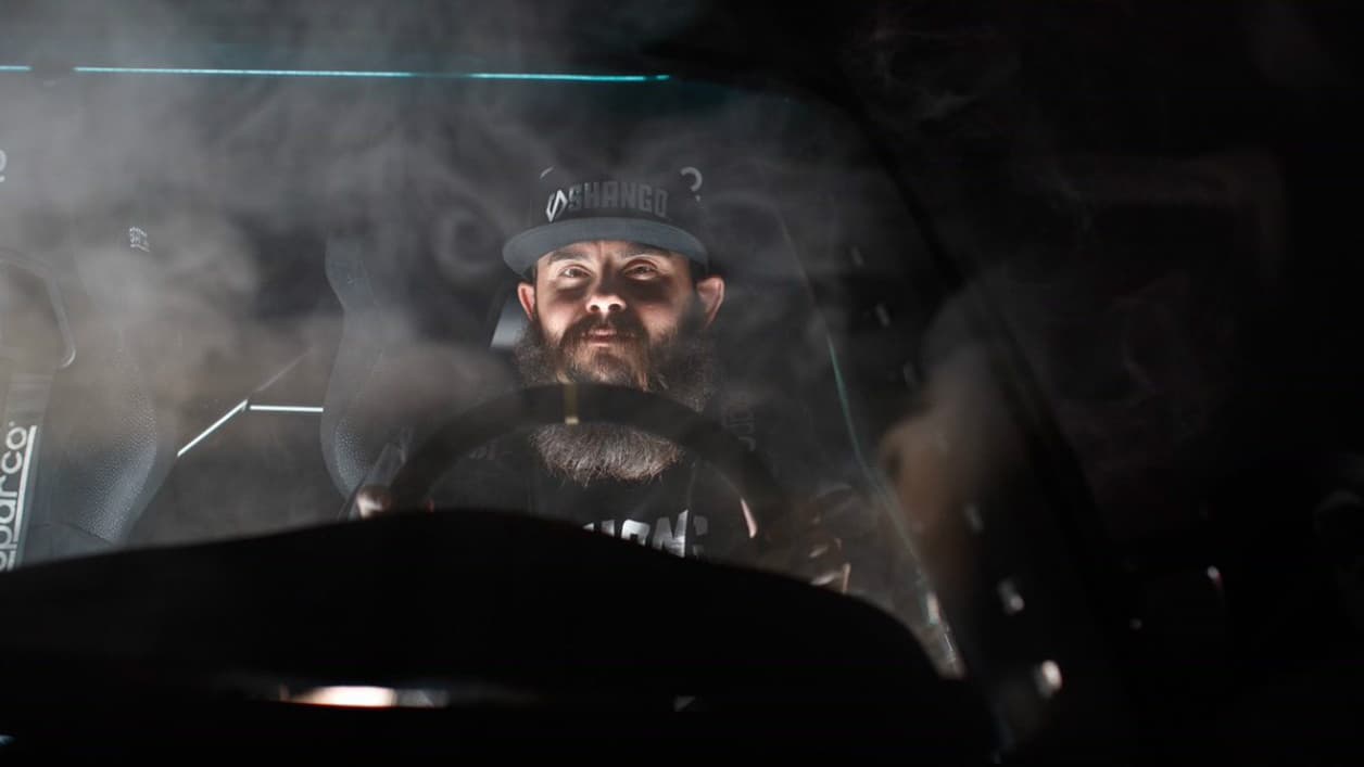 Le lien entre fumée d'herbes récréatives et de gommes est à la base de la communication de l'écurie avec son nouveau sponsor. Le lien entre fumée d'herbes récréatives et de gommes est à la base de la communication de l'écurie avec son nouveau sponsor.