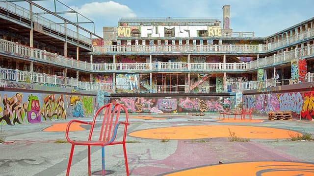 Les objets Art déco ont laissé place aux graffitis