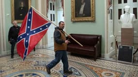 Un manifestant pro-Trump avec le drapeau confédéré à l'intérieur du Capitole le 6 janvier 2021