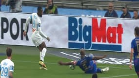 L'action litigieuse sur la main de Moussa Dembélé.