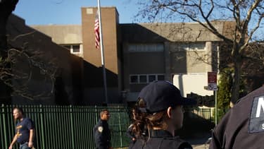 Des policiers devant le collège Peter Rouget à Brooklyn, New York, déployés après une alerte à la bombe le 15 décembre dernier.