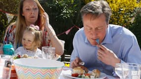 L'image du scandale: David Cameron mange son hot dog avec des couverts, devenant la risée du Royaume-Uni.