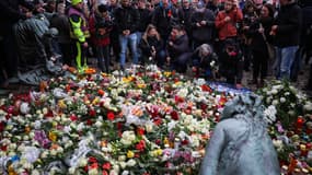 Des gens déposent fleurs et bougies en hommage aux victimes de l'attaque mortelle du marché de Magdebourg
