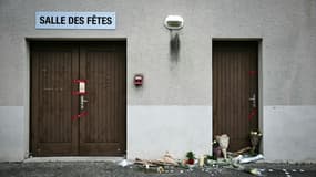 Des fleurs déposées devant la salle des fêtes de Crépol, le 22 novembre 2023 dans la Drôme, où Thomas est décédé le 19 novembre 2023 après avoir été blessé d'un coup de couteau