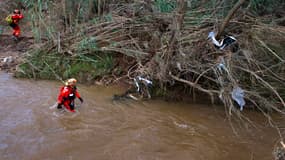 Les pompiers mobilisés le 28 novembre 2014 pour retrouver la petite fille portée disparue après les inondations à La Londe-les-Maures