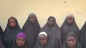 Capture d'écran d'une précédente vidéo diffusée en décembre 2015, montrant des lycéennes kidnappées par Boko Haram en 2014.