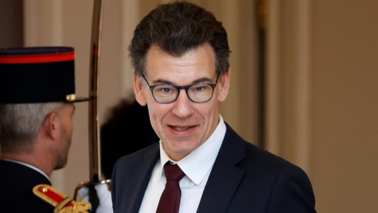 Le ministre français de la Recherche, Philippe Baptiste, quitte le palais de l'Elysée après la réunion hebdomadaire du conseil des ministres, le 28 avril 2025