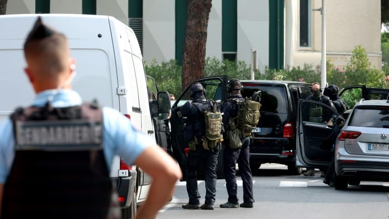 Des policiers devant la synagogue de la Grande-Motte après une attaque, le 24 août 2024 dans l'Hérault