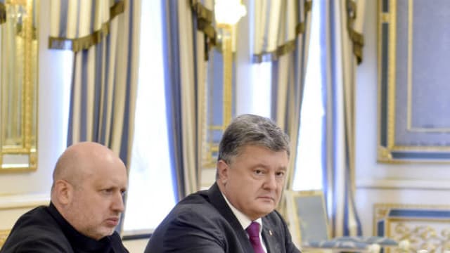 Le président ukrainien à KIev le 11 août 2016 lors de la réunion où il a ordonné à ses troupes de se mettre en état d'alerte en Crimée.