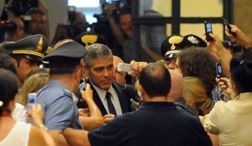 George Clooney quitte le tribunal de Milan le 16 juillet 2010