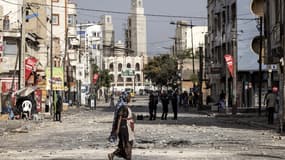 Des pierres et des débris dans une rue de Dakar jeudi 1er juin.