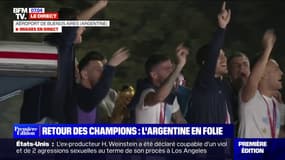 Une foule de supporters argentins réunis pour accueillir leurs champions en plein milieu de la nuit