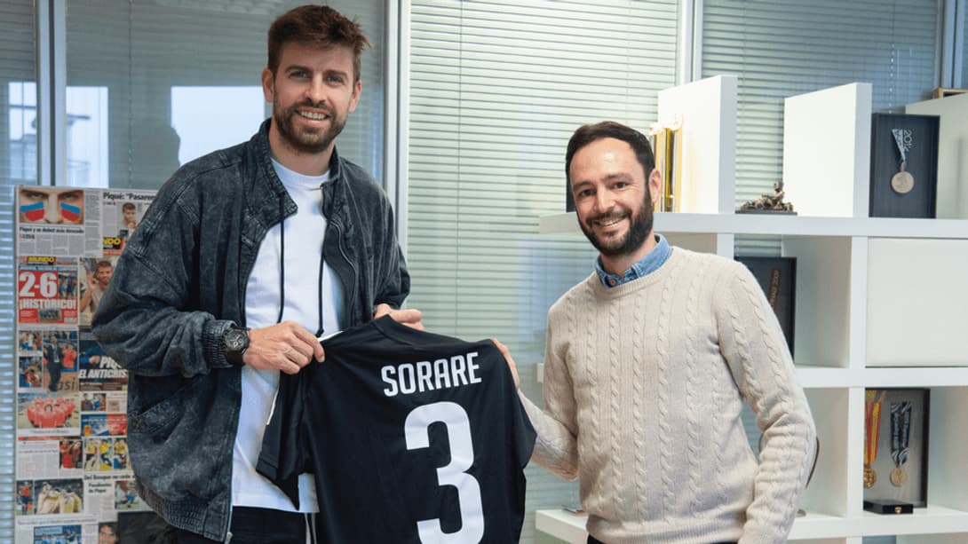 Gerard Piqué (à gauche) pose avec Nicolas Julia à l'occasion de son investissement dans Sorare