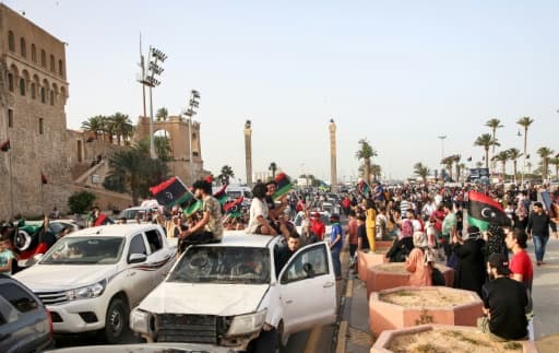 Des Libyens célèbrent à Tripoli, le 4 juin 2020, la reprise du contrôle de tout l'ouest libyen annoncée par le gouvernement d'union nationale (GNA) Des Libyens célèbrent à Tripoli, le 4 juin 2020, la reprise du contrôle de tout l'ouest libyen annoncée par le gouvernement d'union nationale (GNA)