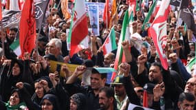 Des personnes en deuil assistent au cortège funèbre des commandants militaires et des scientifiques iraniens tués lors des frappes israéliennes sur la place Enghelab (Révolution) dans la capitale Téhéran, le 28 juin 2025.