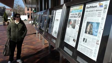 Unes de quotidiens américains exposées devant le Newseum, à Washington. La Maison blanche a ordonné lundi un renforcement des procédures de sécurité dans les services gouvernementaux et déclenché une enquête sur la divulgation massive de câbles diplomatiq