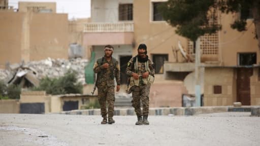 Des soldats des Forces démocratiques syriennes, à Tabqa, le 18 mai 2017