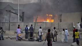 Quartier général de la police en feu à Kano. Le bilan des attaques coordonnées de Kano, vendredi dans le nord du Nigeria, dépasse les 100 morts, selon un responsable des services de sécurité locaux. Ces attaques, revendiquées par Boko Haram, sont les plus