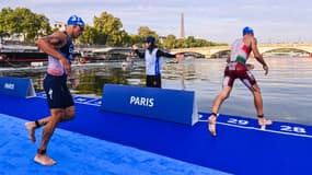 Des triathlètes plongent dans la Seine lors d'un test avant les JO de Paris, août 2023