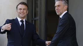 Le président français Emmanuel Macron accueille le Premier ministre néerlandais Dick Schoof à son arrivée pour un sommet de la « coalition des volontaires » à l'Elysée, à Paris, le 27 mars 2025.