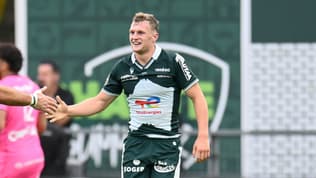 Emilien Gailleton célèbre un essai avec Pau en Top 14, le 13 septembre 2025