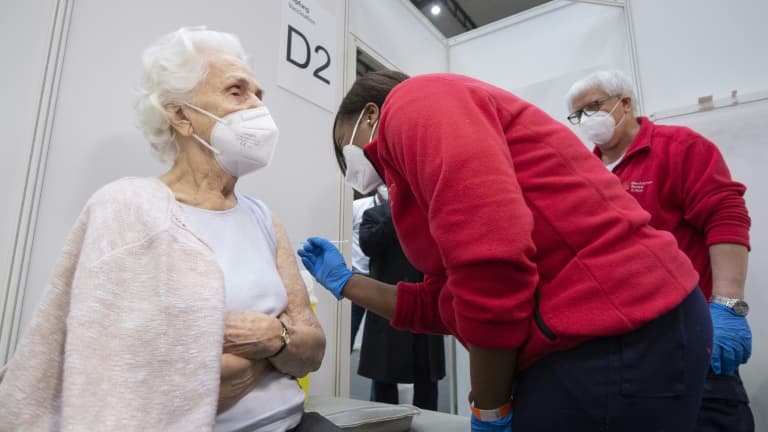 Une femme de 90 ans se fait vacciner contre le Covid-19, le 19 janvier 2021 à Francfort, en Allemagne