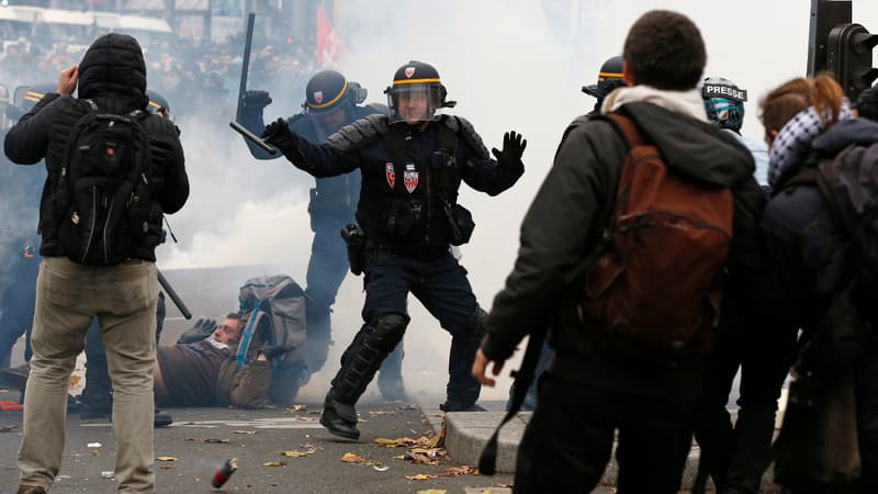 Des manifestants face aux forces de l'ordre, le dimanche 29 novembre 2015, sur la place de la République à Paris.