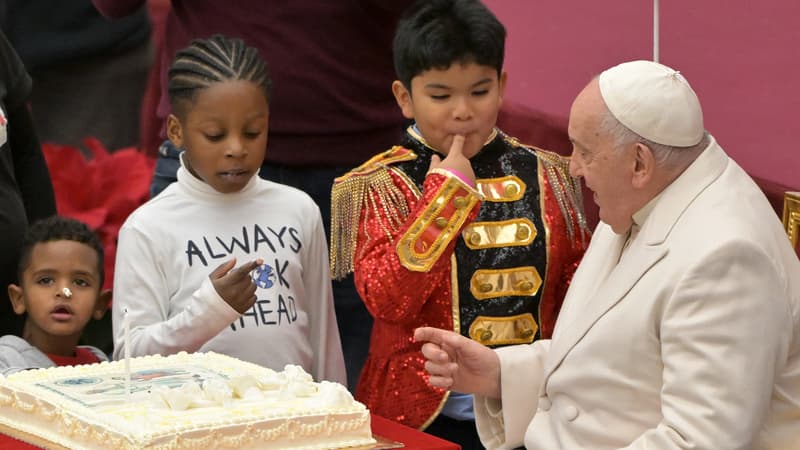 Le pape Français fête ses 87 ans avec des enfants venus d'une clinique pédiatrique gérée par le Saint-Siège, au Vatican, le 17 décembre 2023