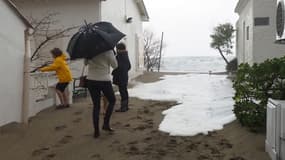 Des habitants de Racou, assaillis par des vagues liées à la tempête Gloria, près d'Argeles-sur-Mer le 21 janvier dernier.
