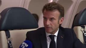 Emmanuel Macron dans l'avion le ramenant de New York, au micro de notre journaliste Ulysse Gosset, le 21 septembre 2022.