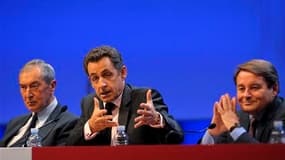 Nicolas Sarkozy aux côtés de Jacques Pélissard (à gauche), président de l'Association des maires de France et André Laignel, secrétaire général de l'AMF. Lors du 93e congrès annuel des maires de France, le chef de l'Etat a pressé les collectivités locales