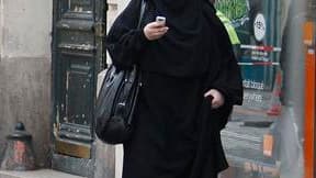 Les députés belges se sont prononcés jeudi à une très large majorité en faveur de l'interdiction de la burqa dans les lieux publics. /Photo prise le 2 avril 2010/REUTERS/Régis Duvignau