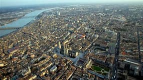 Vue aérienne de Bordeaux, l'une des villes où l'Etat prévoit de procéder à la cession de biens. L'Etat français va vendre 1.700 biens immobiliers d'ici 2013, essentiellement en régions, pour adapter son patrimoine à ses besoins et accessoirement contribue